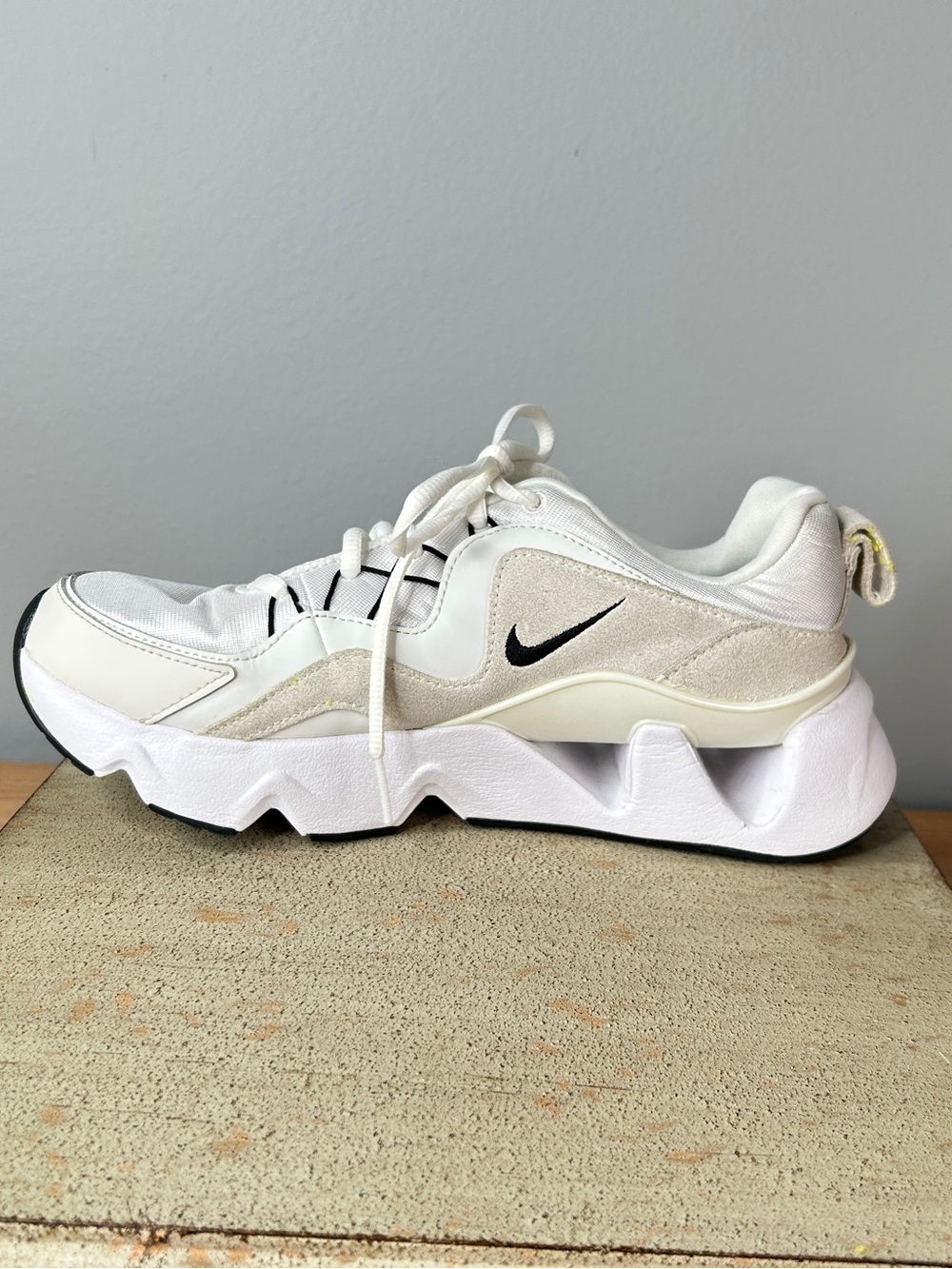 Nike White Sneakers Size 8 Tennis Shoes RYZ 365 Summit - Picture 8 of 16